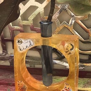 Bee-themed Propagation Planting Station